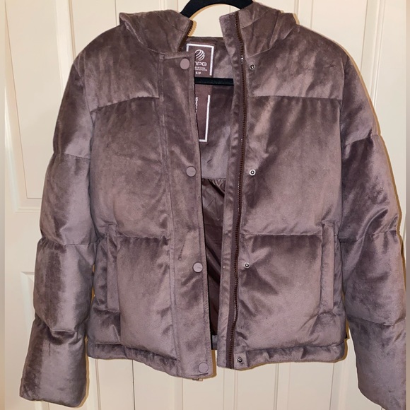 Sleek and sporty suede like puffer by MPG made with 90% DOWN. Brand new - Picture 6 of 10